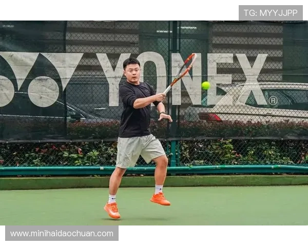 巅峰对决网球赛场激情碰撞挥拍之间尽显冠军风采